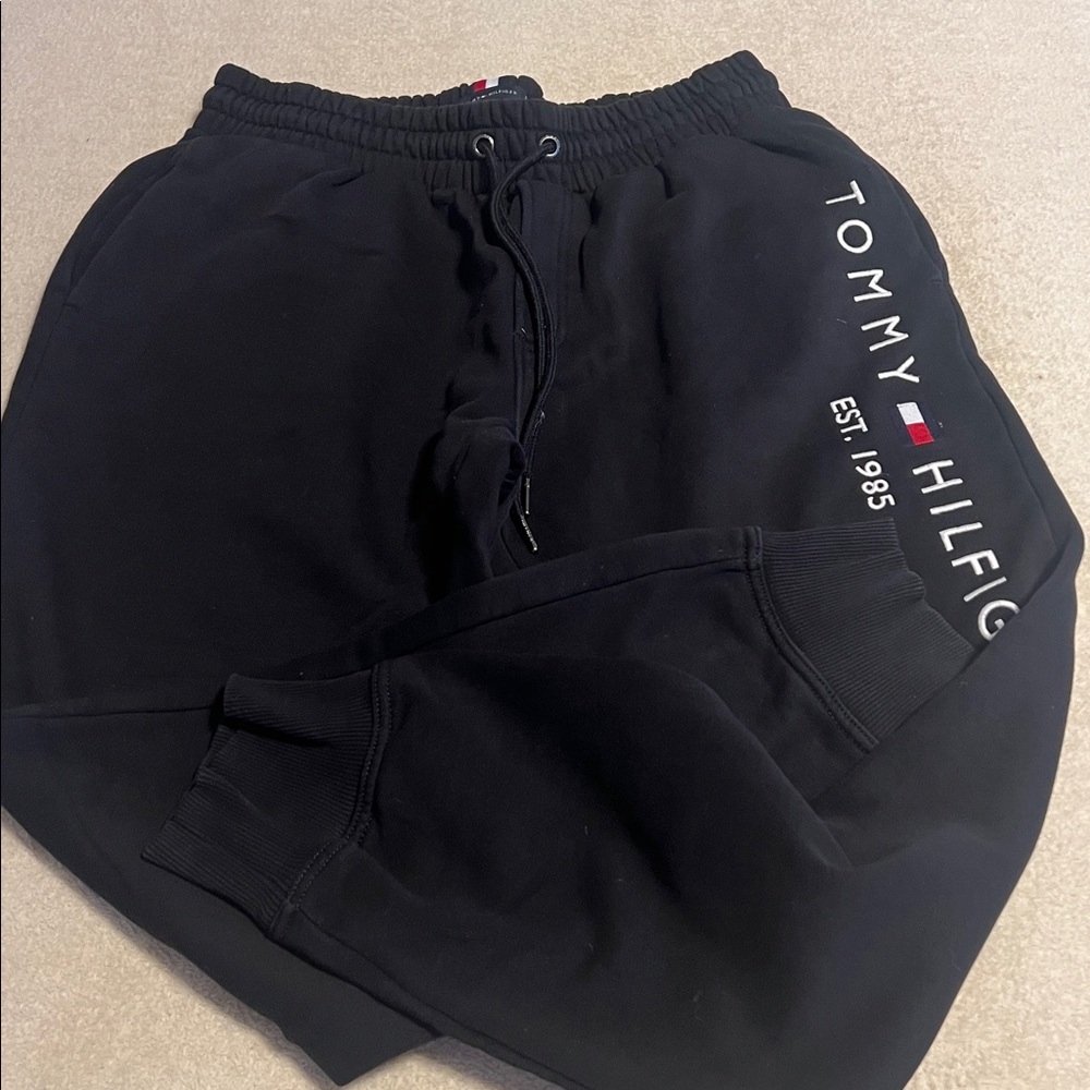men's sweatpants, tommy jeans, size M, black color, used in good condition.